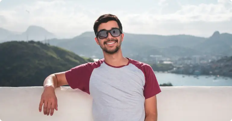 Ուսանող, ով կարդում է նորությունները